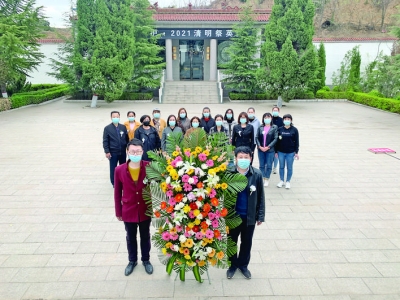 闻喜县西湖社区向革命先烈献上花篮