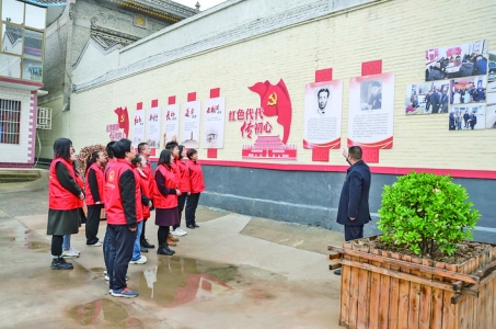 万荣县裴庄镇组织团员参观阎又文故居