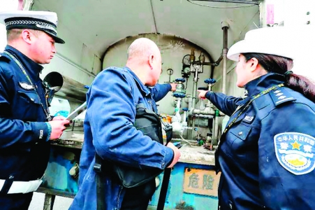 盐湖分局交警大队园区中队严查“两客一危”车辆交通违法行为