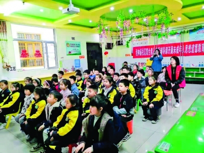 盐湖区池神庙社区组织青少年学习道德模范系好人生第一粒扣子