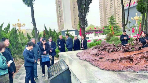 盐湖区圣惠北路社区组织全体人员学习党史、祭奠先烈