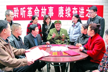 闻喜县中城社区党员干部听老党员讲革命故事
