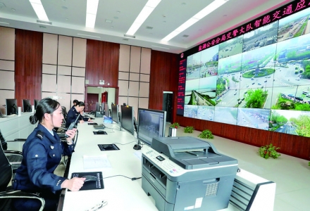 盐湖交警大队通过自建高点监控远程指挥民警疏导交通