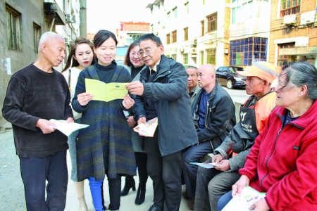 闻喜县银光社区向居民宣传《禁毒法》等有关法律法规和常识