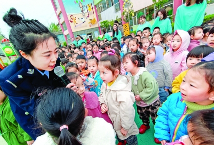 新绛县幼儿园邀请公安民警宣讲防诈、防拐、防骗等知识