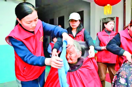 永济市电机社区前往虹光敬老院看望慰问老人