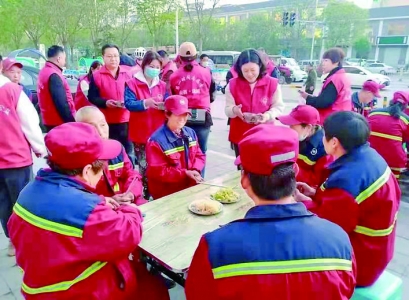 运城市文化市场综合行政执法队为环卫工人送爱心早餐