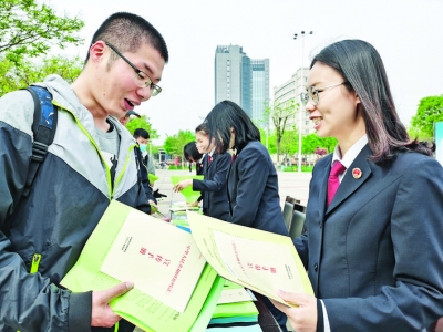运城市人民检察院向群众宣传检察工作相关的法律法规