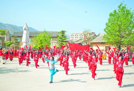 运城全市35支广场舞队伍到岚山根·运城印象景区进行千人集体舞表演