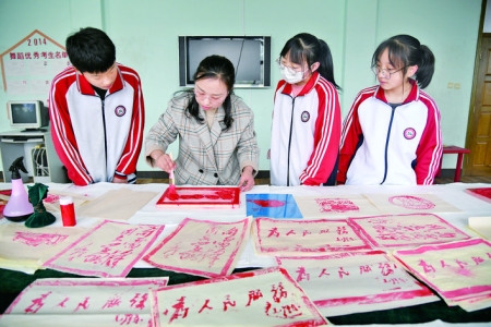 闻喜县实验二中实践3D打印党徽、红色拓印学党史教育