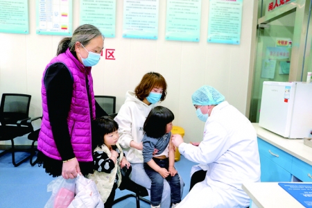 夏县瑶峰镇中心卫生院为辖区幼儿接种疫苗