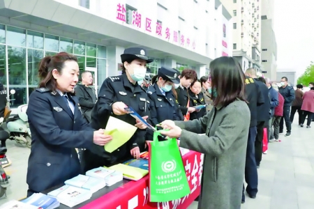 盐湖区教科局发放宣传手册提高群众安全意识