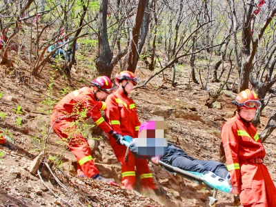 绛县消防救援大队出动7人救援受伤游客