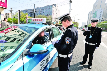 盐湖交警大队查处出租车随意停靠交通违法行为