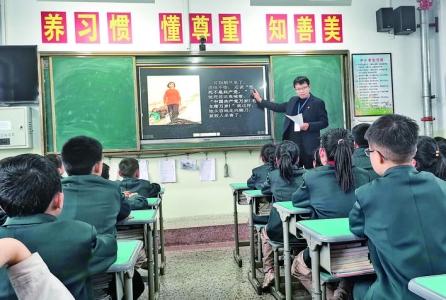 稷山县育英小学推动“党史进课堂”教育学生跟党走