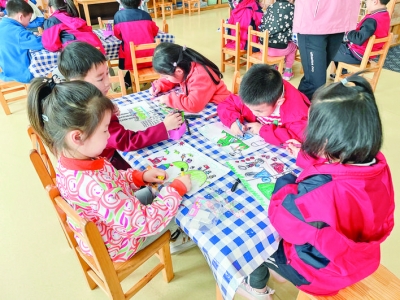盐湖区外滩首府社区联合第二实验幼儿园手绘经典故事传承红色基因