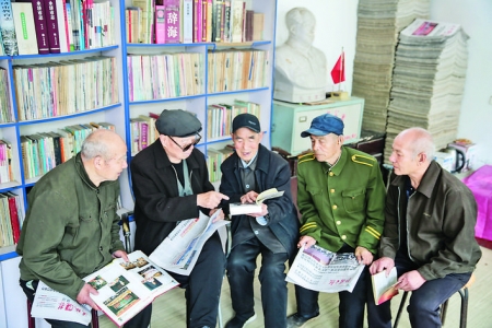 永济市城东街道办事处孙常村退休“老书迷”一起交流读书体会
