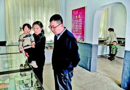 垣曲县中条山抗战纪念馆游人参观红色书籍展室