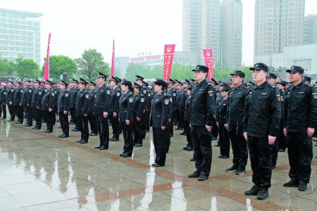 临猗县“红旗映照”打击违法犯罪专项行动启动