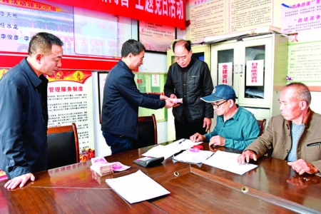 闻喜县纪检监察干部为群众退发违纪款