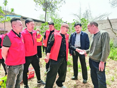 运城市梅哥爱心团看望慰问湾里村4户生活困难家庭