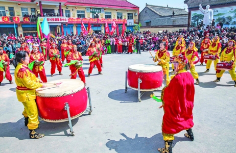 绛县柳庄村乡村文化节邀请周边群众参与助兴