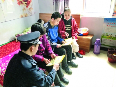 盐湖区高家垣社区入户宣传防范电信网络诈骗