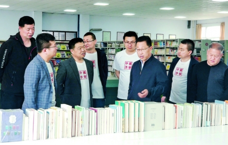 万荣中学校友为母校捐赠图书1000余册