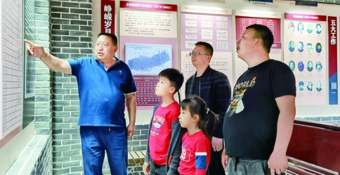 运城新港实验学校在朱吕村接受革命传统教育