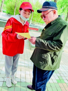 盐湖区解放路第一小学为市民发放“保护环境，变废为宝”倡议书