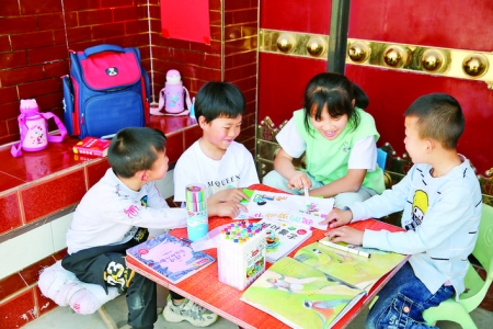 临猗县耽子村几名小学生学做“我的劳动节”手抄报过“五一”