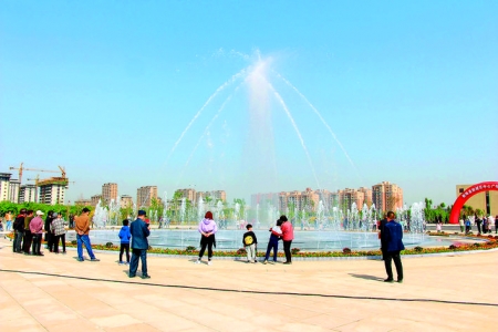 新绛县新城中心广场成为群众休闲娱乐的好去处