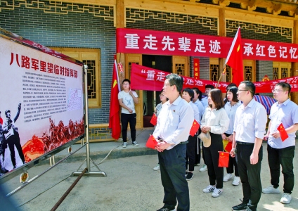 万荣县扶贫开发办公室党员赴八路军里望临时指挥部接受教育