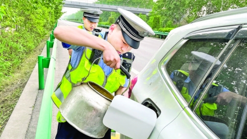 山西高速交警四支队四大队民警热心帮助市民连连称赞