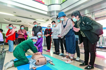 运城市第二医院免费为市民测量血压、血糖庆祝国际护士节