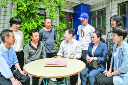 闻喜县委老干部局上门为已故离休干部送抚恤金