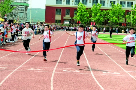 万荣县示范小学第三届校园艺术节暨极限挑战运动会拉开帷幕