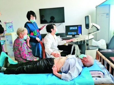 绛县卫体局为离退休老干部检查身体