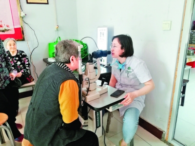 盐湖区马家窑社区免费为居民进行眼部常规检查