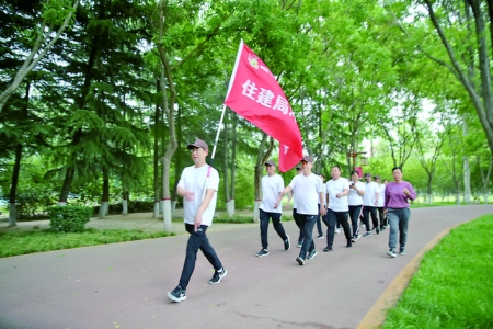 永济市住建局在柳园参加“万步有约”健步走活动
