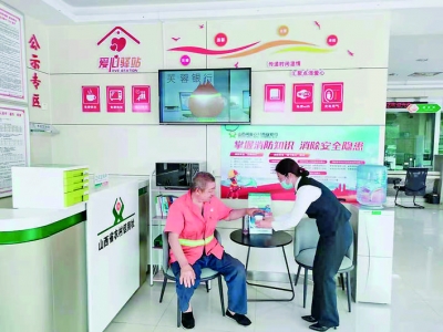 闻喜农商银行设立爱心驿站为辖区职工群众提供便民服务