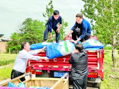 运城市残联为临猗县两户残疾人免费赠送肥料助力劳动致富
