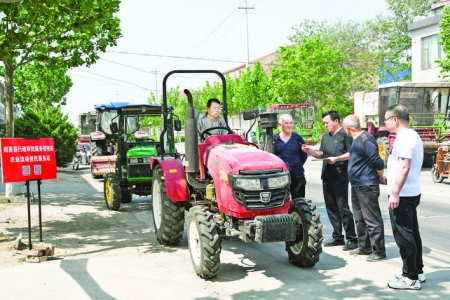 闻喜县行政审批服务管理局在河底村为农机户开展农机年检工作