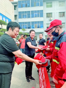 山西诺维兰集团为一线环卫工人免费捐赠200顶遮阳帽