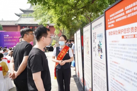 运城农商银行在关帝庙景区宣传存款保险知识