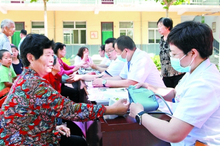 运城市妇幼保健院在雷家坡村进行义诊活动