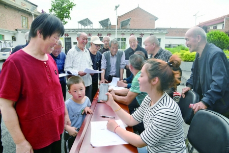 闻喜县阳隅镇政府工作人员现场为村民办理补充养老保险