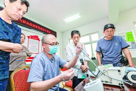 运城市市场监管局免费为社区居民校准血压计