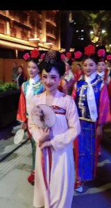 运城盬街模仿西安的不倒翁小姐姐还有模有样