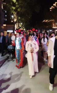 运城盬街模仿西安的不倒翁小姐姐还有模有样